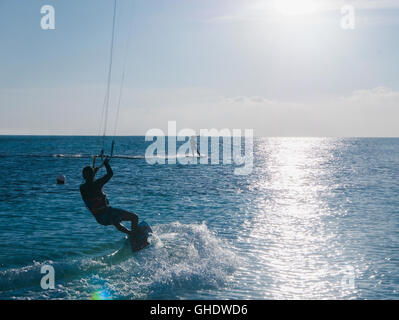 Il parasailing su ocean sotto sunny blue sky Foto Stock