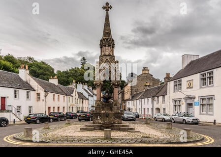 Dunkeld piazza del villaggio con la croce sulla sinistra e High Street a destra. Foto Stock
