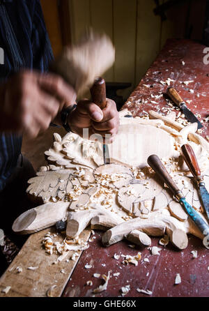 Scultore lavoratore del legno in azione Foto Stock