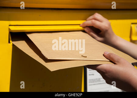 Le lettere nella casella postale Foto Stock