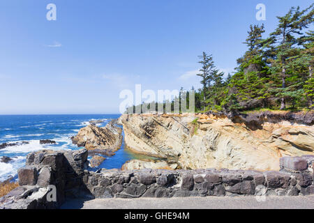 Punto di vista rocciose che si affacciano sull'Oceano Pacifico da Cape Arago sulla costa centrale dello stato dell'Oregon, Stati Uniti d'America. Foto Stock