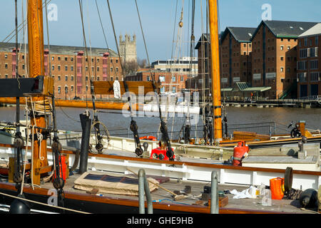 Imbarcazioni tradizionali in fase di manutenzione in Gloucester Docks, Gloucester, Regno Unito Foto Stock