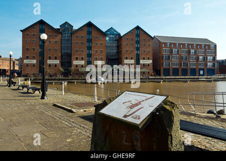 Sole primaverile porta i visitatori fino a Gloucester Docks, Gloucester, Regno Unito Foto Stock