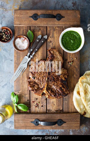 T-bone steak con salsa chimichurri Foto Stock