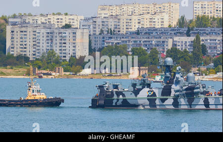 Navale russo nave da guerra attaccato ad un rimorchiatore nella baia di Sebastopoli penisola della Crimea Foto Stock