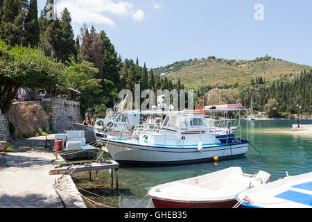 Villaggio di pescatori di Kouloura, Corfù, Isola Ionica, Isole greche, Grecia Foto Stock