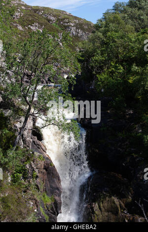 Le Cascate di Kirkaig sul fiume Kirkaig sotto Fionn Loch sotto Suilven vicino a Lochinver Assynt Sutherland Scozia Scotland Foto Stock