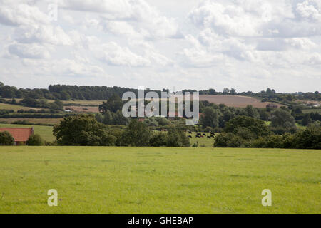 Vista attraverso un paesaggio agricolo Castle Acre Village Norfolk Inghilterra Foto Stock