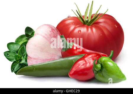 Aglio Rosso e verde habanero peperoni, peperoncini, cimelio di pomodoro. Ingredienti per la salsa calda, ketchup, tabasco. I tracciati di ritaglio, sha Foto Stock