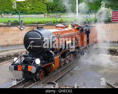 Un locomotore sul Ravenglass e Eskdale Narrow Guage Railway su una piattaforma girevole. Foto Stock