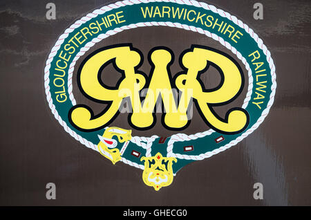 Emblema della conserve Gloucestershire Warwickshire Railway sul pannello laterale del materiale rotabile Foto Stock