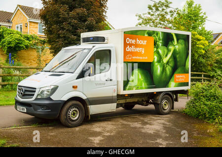 Sainsburys home delivery van in un borgo Wiltshire Foto Stock