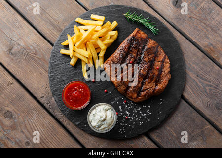 Bistecca di manzo con patatine e salsa Foto Stock