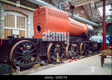 Una fase di assemblaggio nella caldaia GWR Shop Steam Museum in Swindon Regno Unito Foto Stock