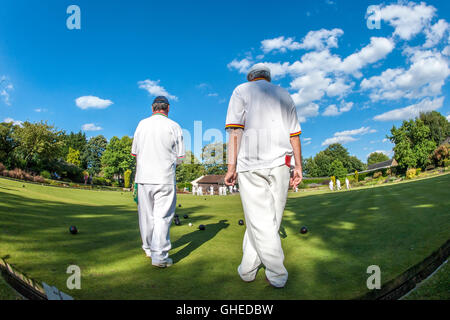 Un gioco di bocce su un inglese un giorno d'estate Foto Stock