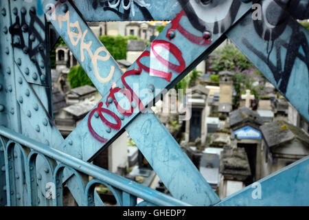 Graffiti sul ponte di ferro al cimitero di Montmartre, Cimetière de Montmartre, Rue Caulaincourt, Place de Clichy, Paris France. Foto Stock