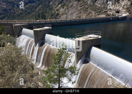 O'Shaughnessy Dam e Hetch Hetchy serbatoio. Parco Nazionale di Yosemite. In California. Stati Uniti d'America Foto Stock