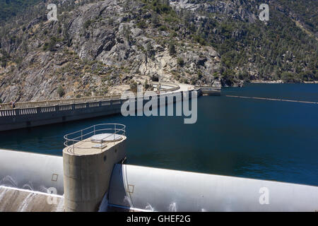 O'Shaughnessy Dam e Hetch Hetchy serbatoio. Parco Nazionale di Yosemite. In California. Stati Uniti d'America Foto Stock