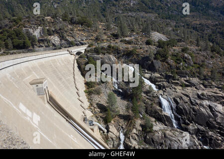 O'Shaughnessy Dam e Hetch Hetchy serbatoio. Parco Nazionale di Yosemite. In California. Stati Uniti d'America Foto Stock