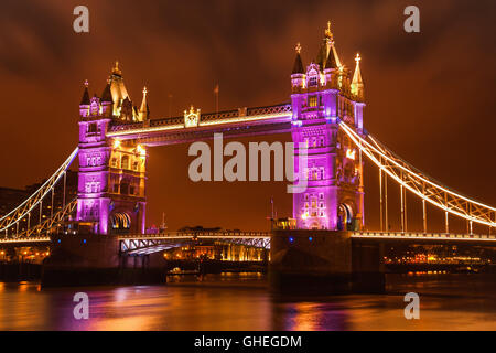 Vista del Tower Bridge festively illuminato. Foto Stock