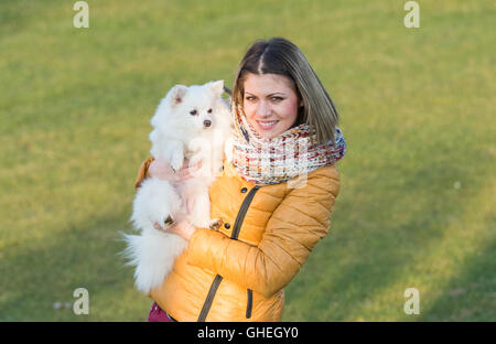 Felice ragazza con il suo piccolo cane in natura Foto Stock