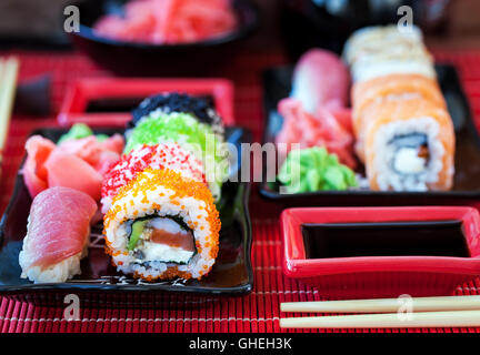 Un assortimento di carni delizioso sushi e rotola sul tavolo e il cibo giapponese Foto Stock