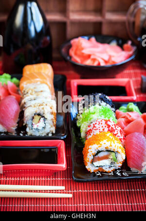 Un assortimento di carni delizioso sushi e rotola sul tavolo e il cibo giapponese Foto Stock