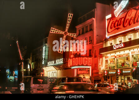 Il famoso night club Moulin Rouge, Boulevard de Clichy, Paris, Francia. Foto Stock