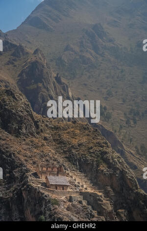 Inca fortezza collinare presso la città di Ollantaytambo nella Valle Sacra degli Incas (Perù) Foto Stock