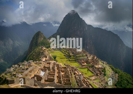 Vista sull'antica città Inca di Machu Picchu nelle Ande peruviane Foto Stock