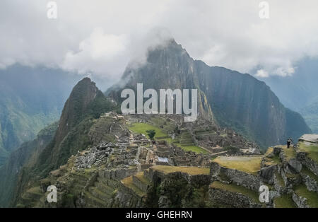 Vista sull'antica città Inca di Machu Picchu nelle Ande peruviane Foto Stock