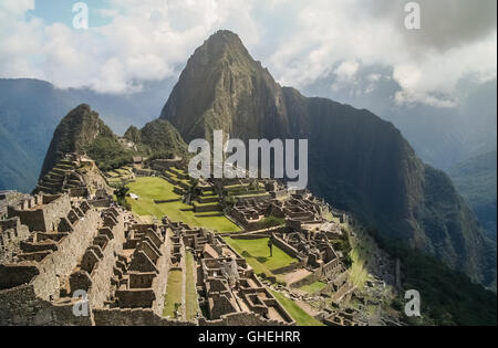 Vista sull'antica città Inca di Machu Picchu nelle Ande peruviane Foto Stock