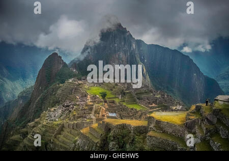 Vista sull'antica città Inca di Machu Picchu nelle Ande peruviane Foto Stock