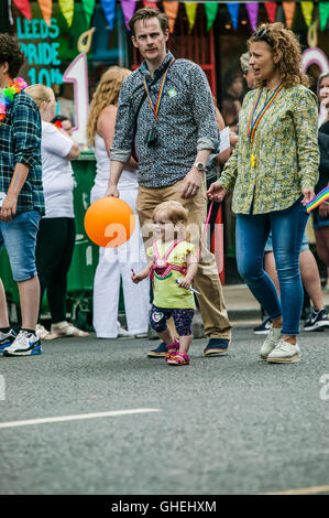 Leeds Gay Pride 2016, LGBT decimo anniversario di una celebrazione di amore, di comprensione, la tolleranza, il colore e la libertà. Foto Stock