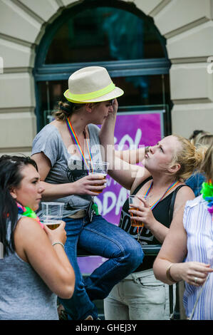 Leeds Gay Pride 2016, LGBT decimo anniversario di una celebrazione di amore, di comprensione, la tolleranza, il colore e la libertà. Foto Stock