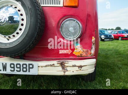 Adesivo freccia identifica ammaccatura su VW parafango camper! Foto Stock
