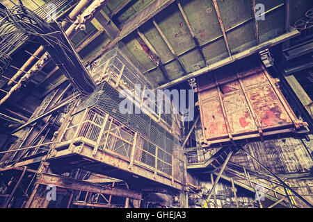 Vintage tonica industriale abbandonato interno, lasso di tempo e concetto di deterioramento. Foto Stock