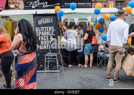 Leeds Gay Pride 2016, LGBT decimo anniversario di una celebrazione di amore, di comprensione, la tolleranza, il colore e la libertà. Foto Stock