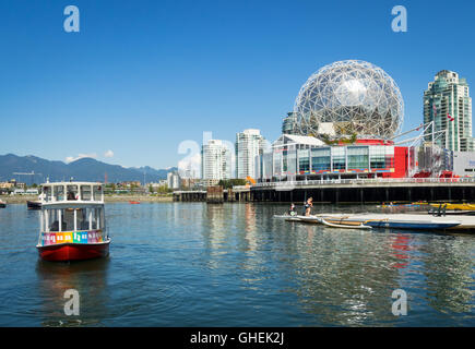 Una vista di un'Aquabus e il mondo della scienza a Telus mondo della scienza su False Creek in Vancouver, British Columbia, Canada. Foto Stock