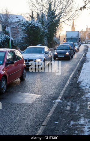 Tailback del traffico. Ora di punta il traffico su un inverno mattina nel Nottinghamshire, England, Regno Unito Foto Stock