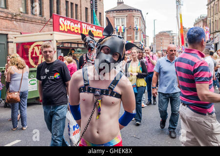 Ragazzi waring cani maschere viso a Leeds Gay Pride 2016, LGBT decimo anniversario di una celebrazione della vita,l'amore,colore,tolleranza, di libertà e di comprensione. Foto Stock