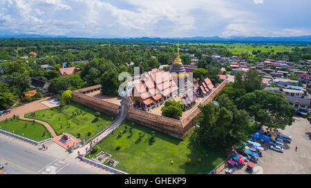 Vista aerea Phra That Lampang Luang è un Lanna-stile tempio buddista,provincia di Lampang, Thailandia. Foto Stock