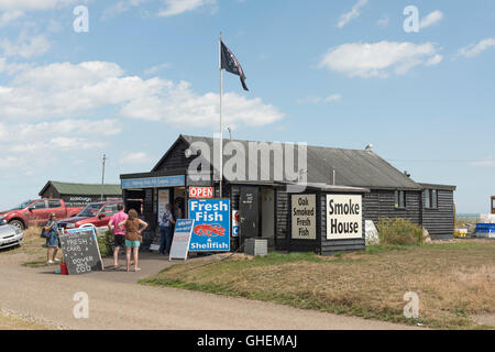 L'Aldeburgh Pesce Fresco Azienda casa di fumo e pesce fresco shop sparso sulla spiaggia di Aldeburgh Suffolk REGNO UNITO Foto Stock