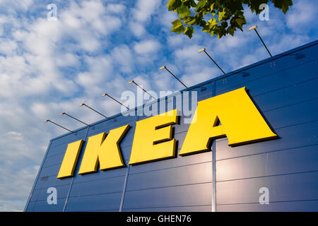 Edificio IKEA con cartello giallo contro il cielo blu Foto Stock