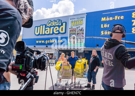 Team TV da Chanel 5 Svezia, registrazione di fronte al grande magazzino Gekas a Ullared, Svezia Foto Stock