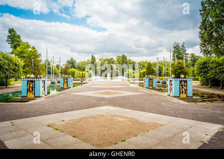 Il Festival di Britain Fountain Lake sul Grand Vista a Battersea Park, Londra, Inghilterra, Regno Unito Foto Stock