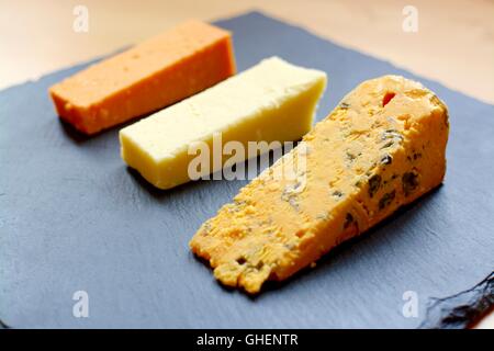 Tre selezione di formaggi serviti su nero ardesia Foto Stock
