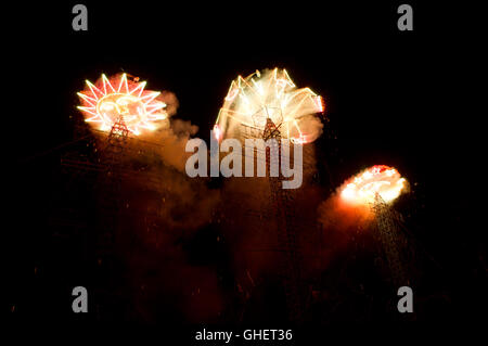 Castello fuochi d'artificio (castillos) a livello nazionale, durante il Festival dei fuochi d'artificio in Tultepec, Estado de Mexico Foto Stock