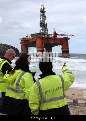 Marine di indagine sugli incidenti vista filiale Transocean vincitore piattaforma di perforazione dopo che esso si è arenata sulla spiaggia di Dalmore nell'area di Carloway dell'isola di Lewis. Foto Stock