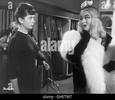 Fare mio visone UK 1960 Robert Asher IRENE HANDL (Madame Spolinski) e HATTIE JACQUES (Nanette Parry) in una scena comica. Regie: Robert Asher Foto Stock